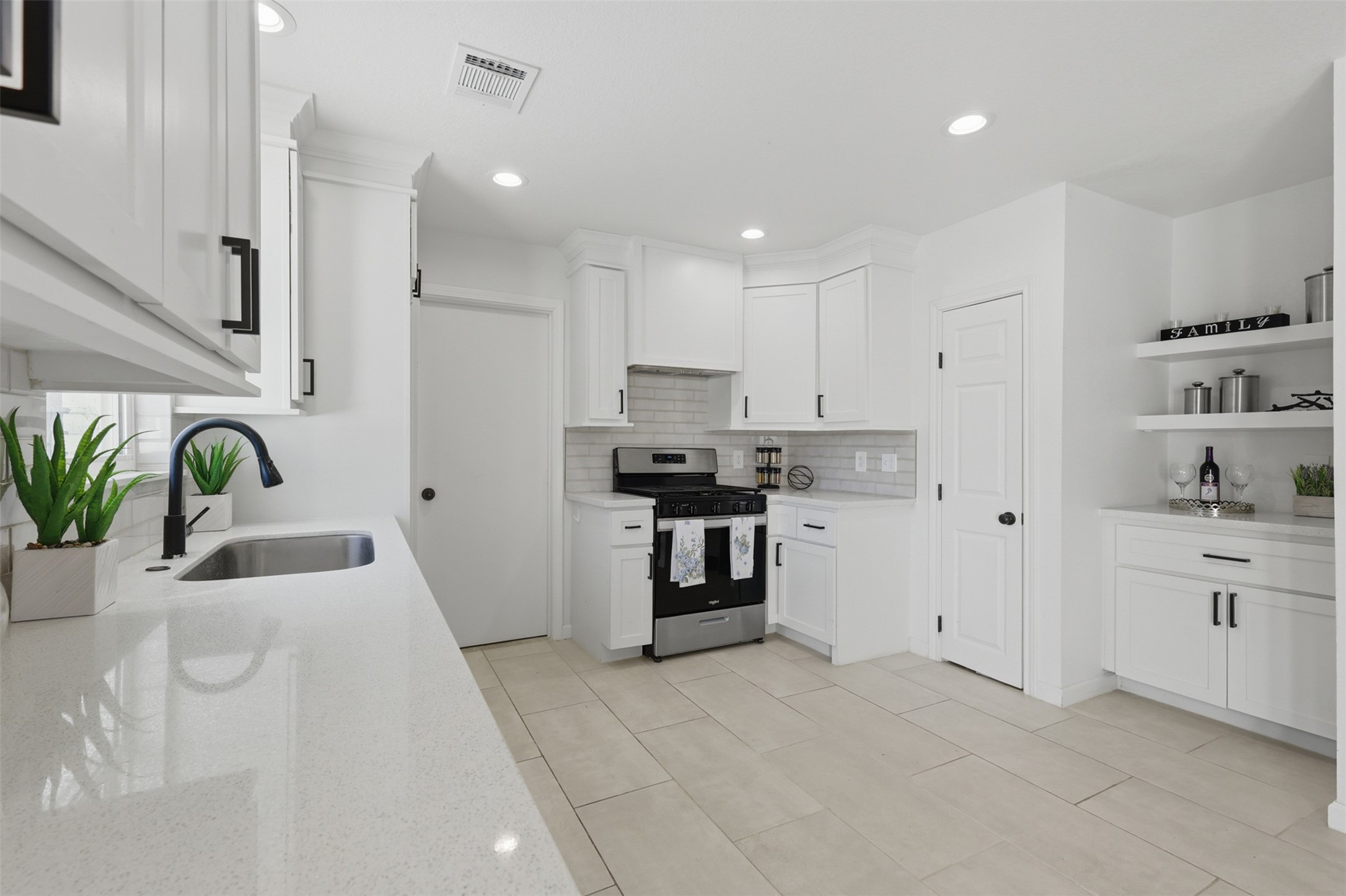 5221 Libbey Drive Houston, TX 77092 - Photo 9 of 31