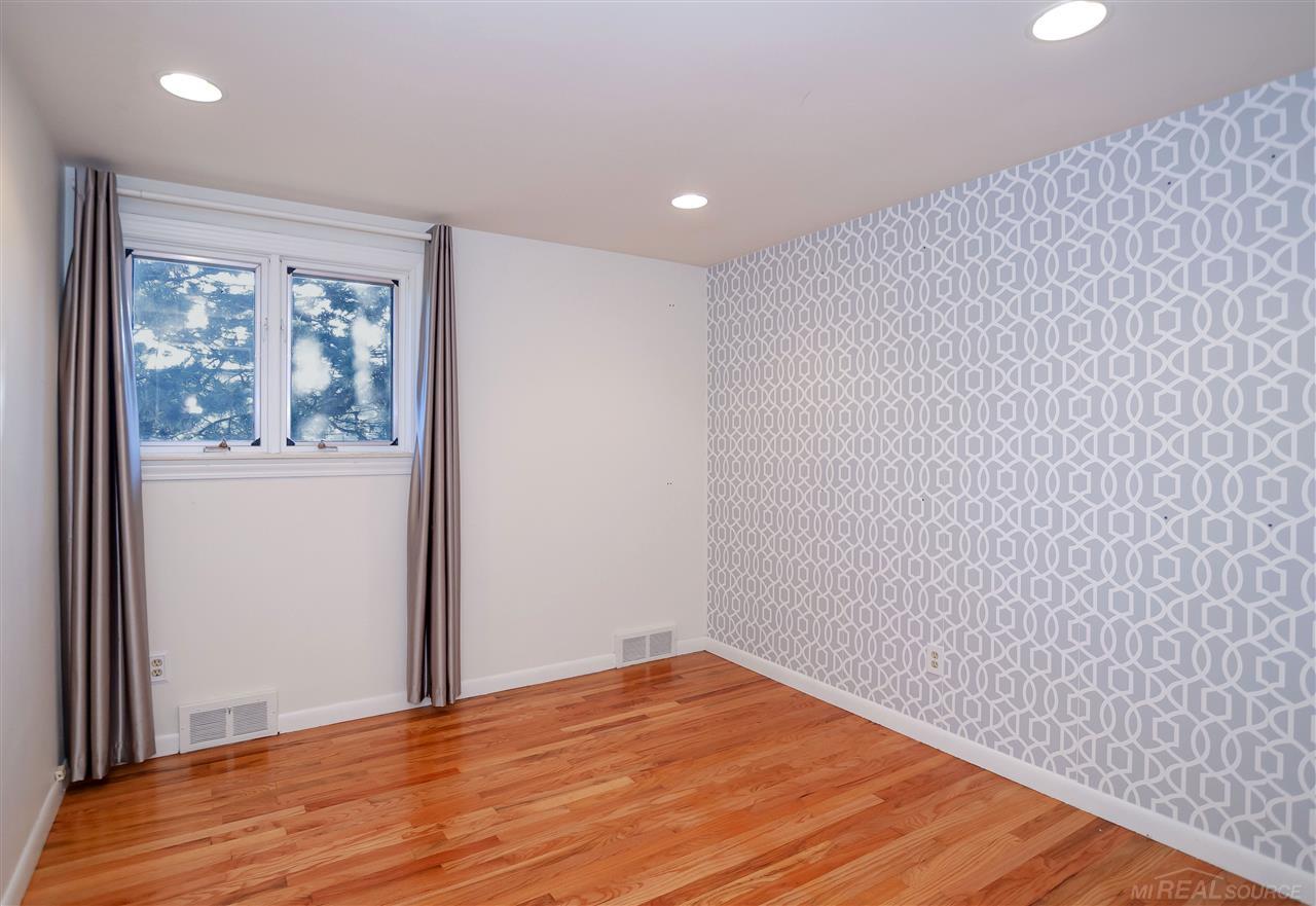 805 Canterbury Road Grosse Pointe, MI 48236 - Photo 24 of 41 31368389-23.JPG