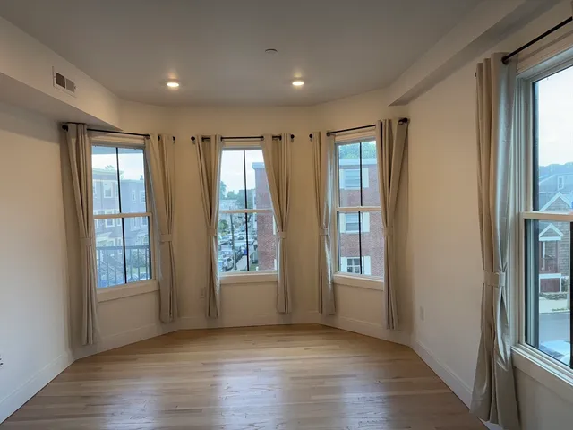 $3,300 | 138 Centre Street, Unit 3, Boston, MA 02124