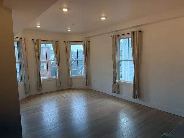 $3,300 | 138 Centre Street, Unit 3, Boston, MA 02124