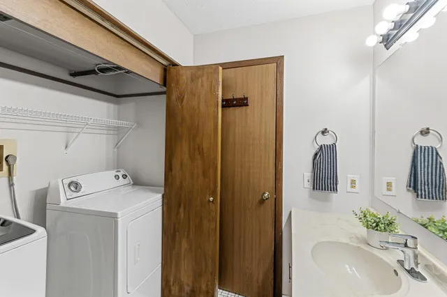 $179,900 | 10441 Greenbrier Road, Unit 315, Minnetonka, MN 55305