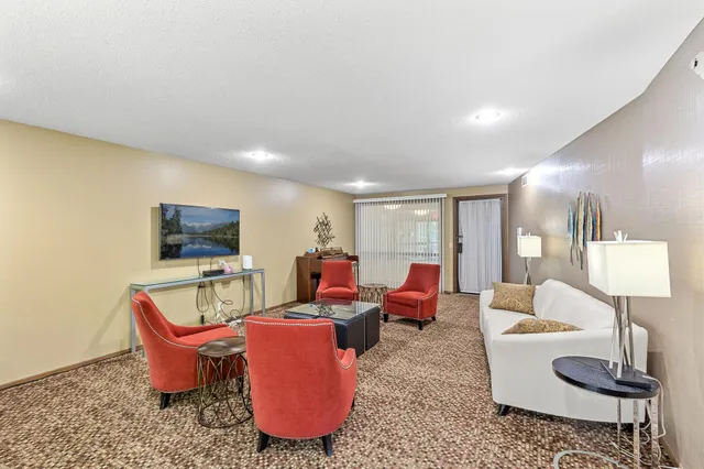 $179,900 | 10441 Greenbrier Road, Unit 315, Minnetonka, MN 55305