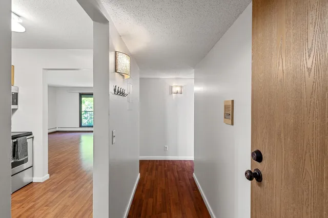 $179,900 | 10441 Greenbrier Road, Unit 315, Minnetonka, MN 55305