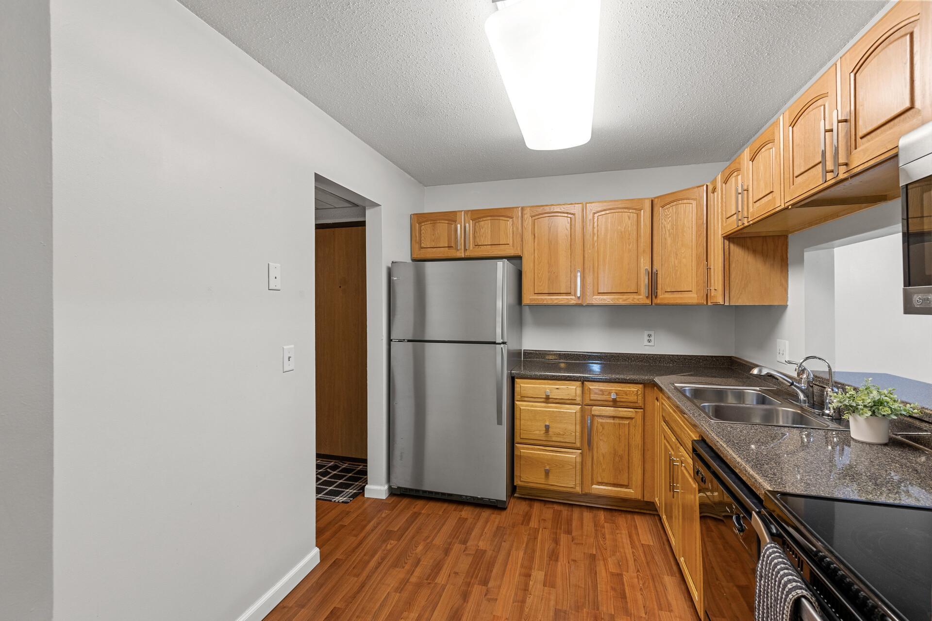 10441 Greenbrier Road, Unit 315 Minnetonka, MN 55305 - Photo 6 of 33