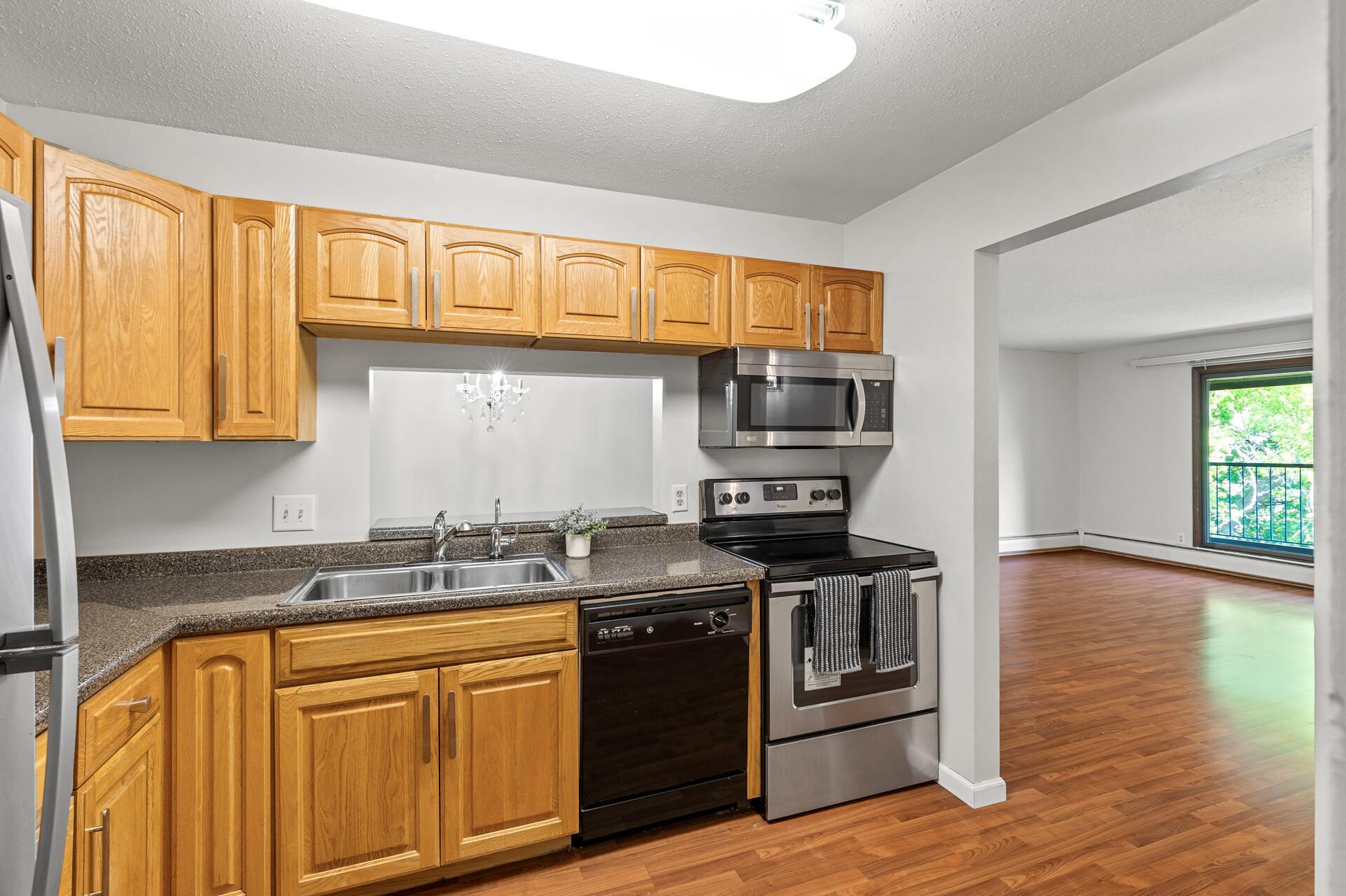 10441 Greenbrier Road, Unit 315 Minnetonka, MN 55305 - Photo 7 of 33