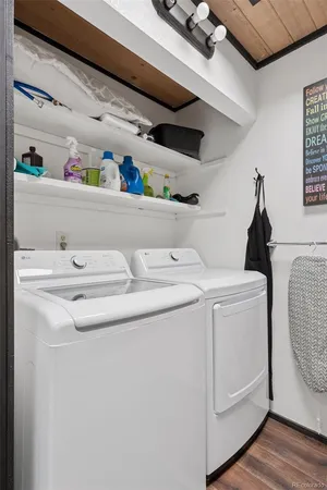 a view of a house with backyard and a large tree