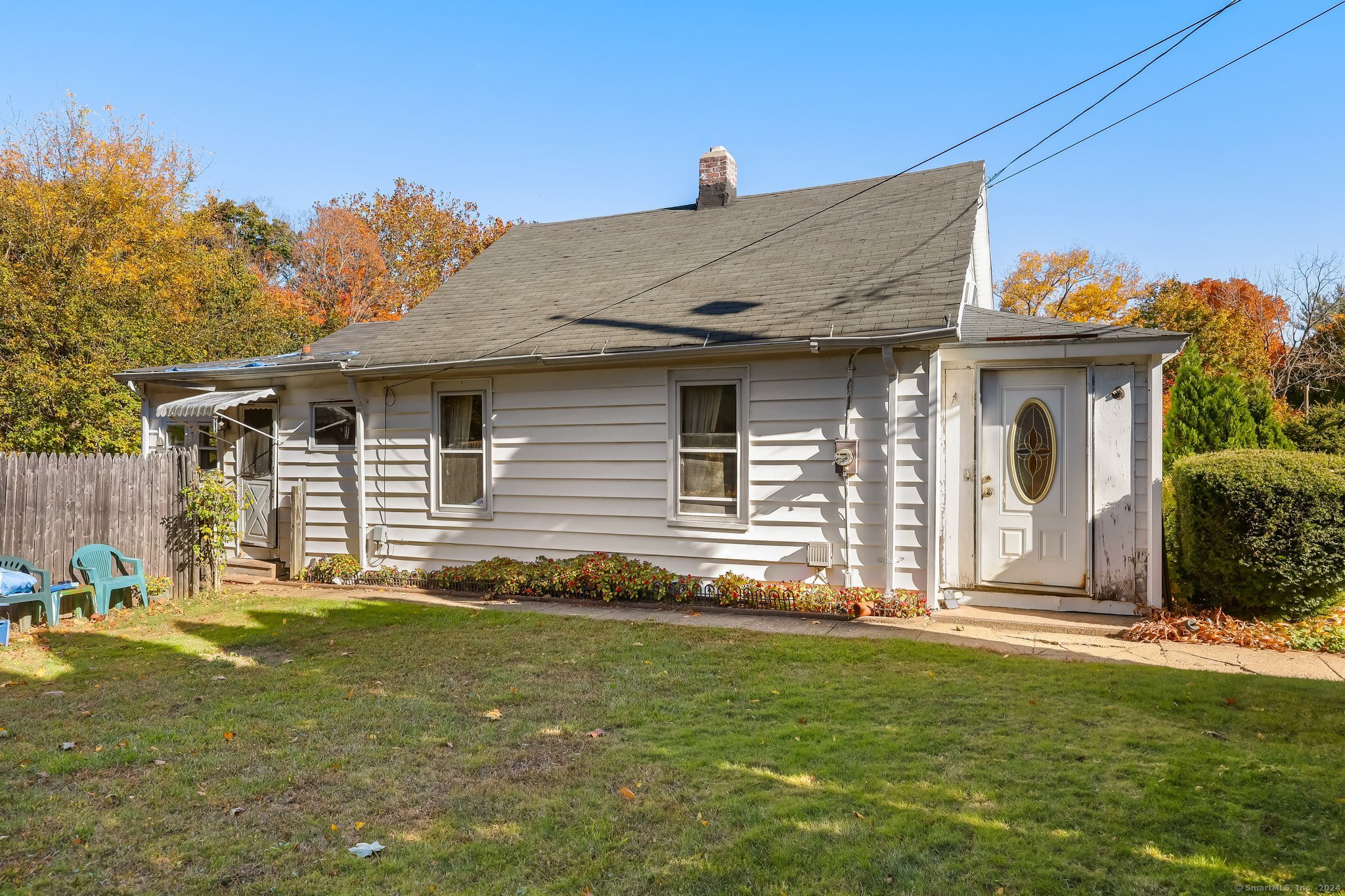a front view of house with yard