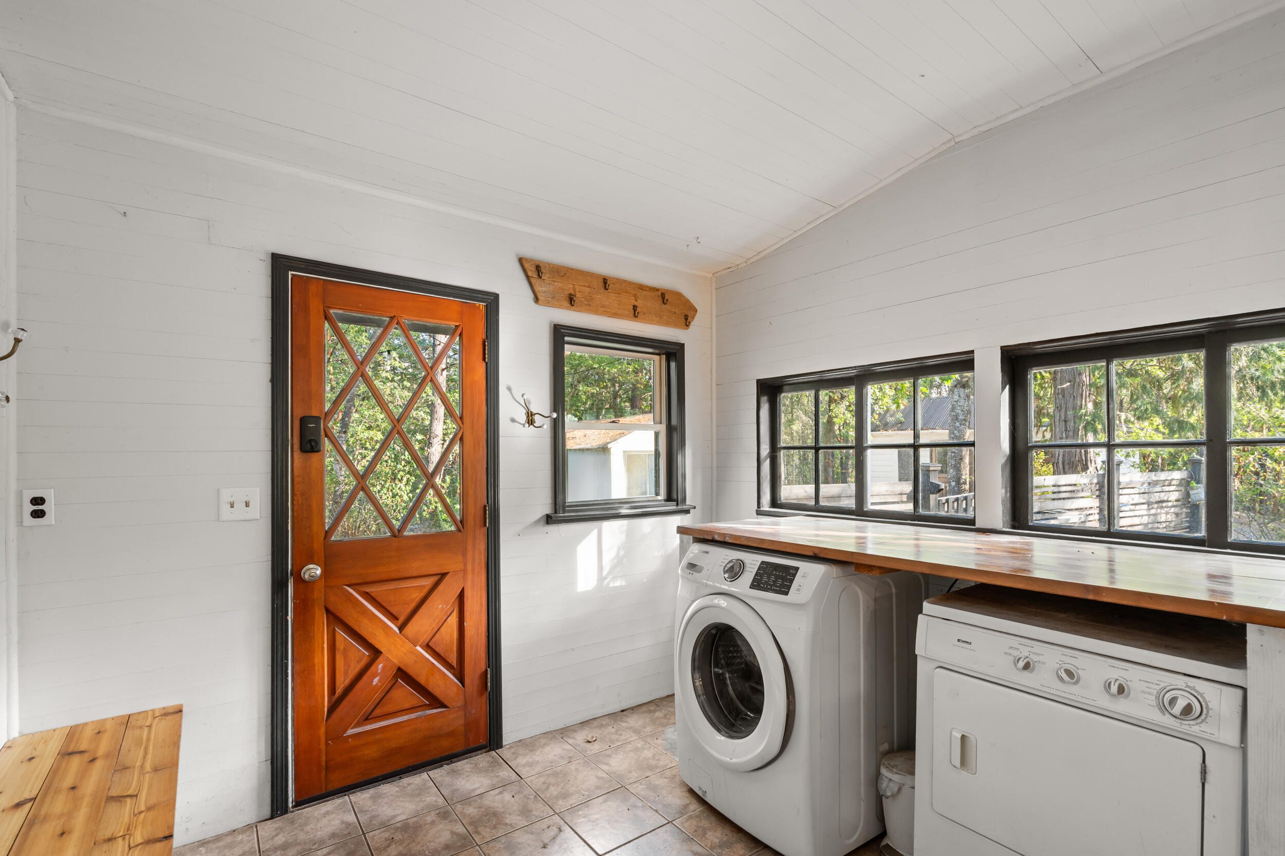 151 Ewe Creek Road Grants Pass, OR 97526 - Photo 3 of 31 3 Laundry mudroom