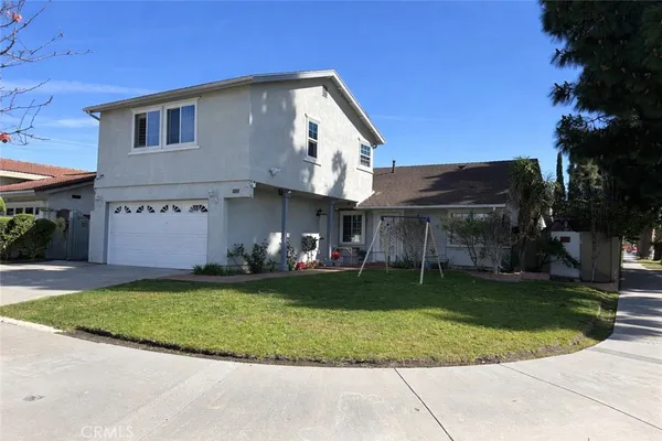 a view of a back yard of the house