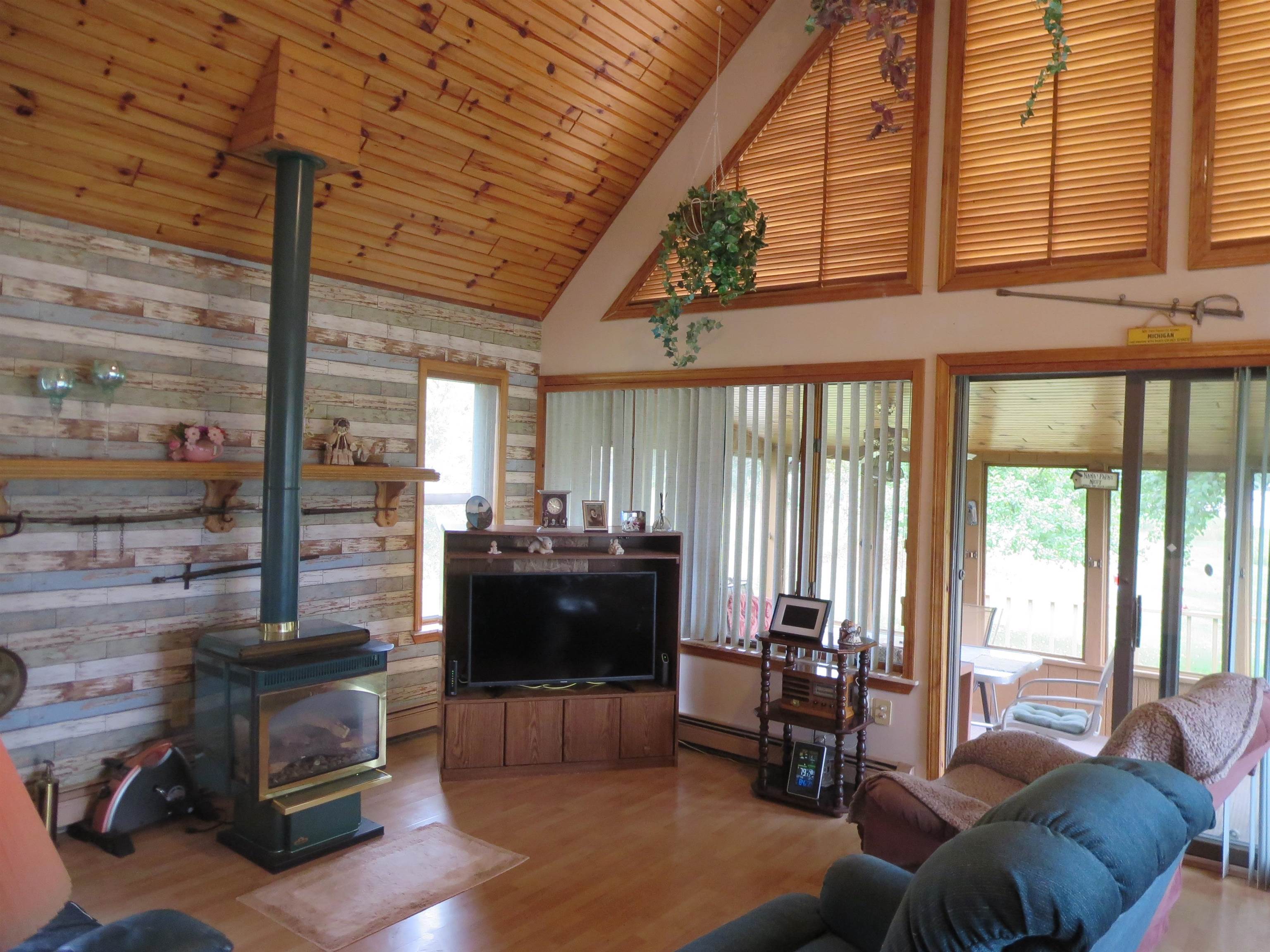 1950 Linksview Way Gladwin, MI 48624 - Photo 2 of 25