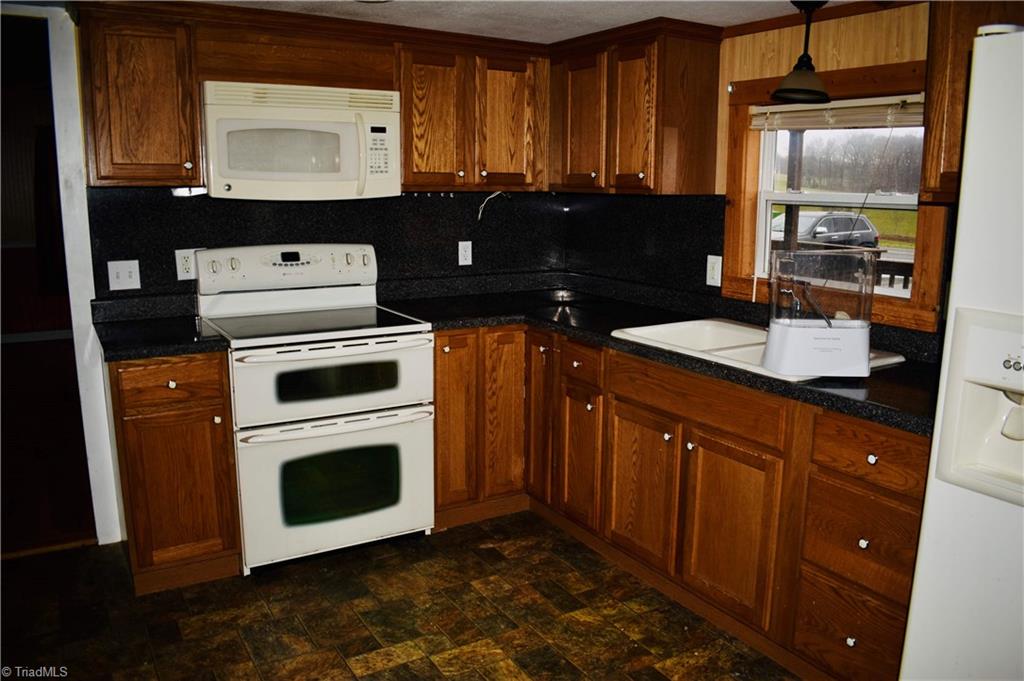 8597 Glade Valley Road Ennice, NC 28623 - Photo 8 of 23 Gallery Image 8