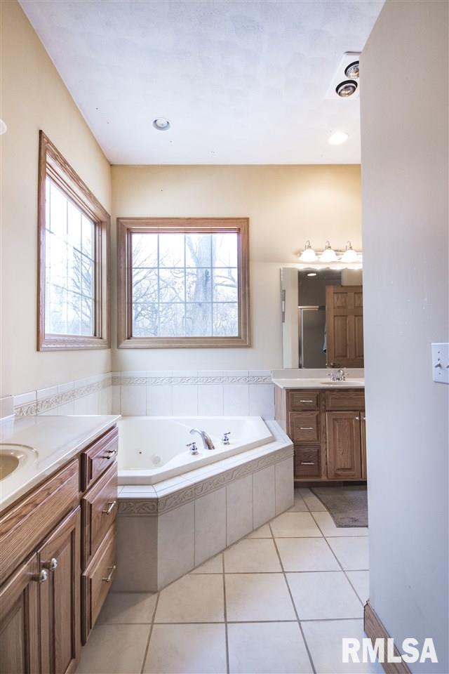 401 West Bittersweet Road Washington, IL 61571 - Photo 11 of 36 Gallery Image 11