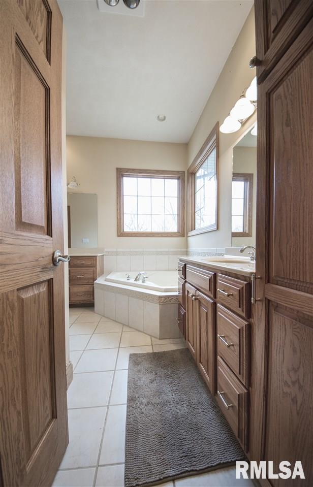 401 West Bittersweet Road Washington, IL 61571 - Photo 8 of 36 Gallery Image 8