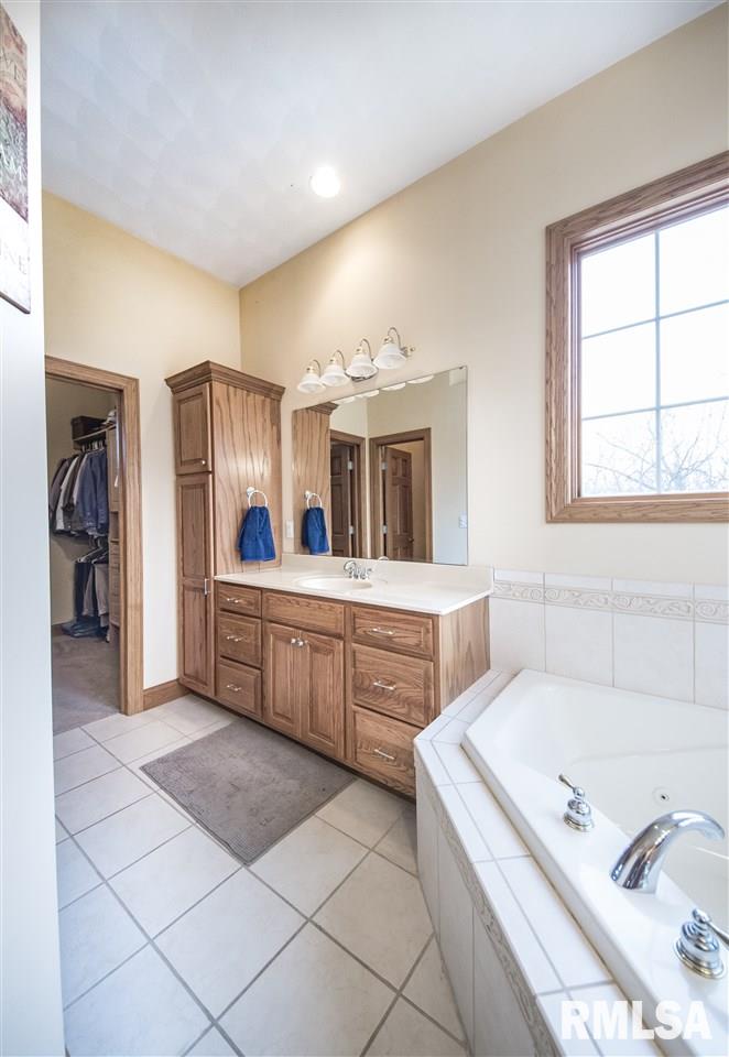 401 West Bittersweet Road Washington, IL 61571 - Photo 10 of 36 Gallery Image 10