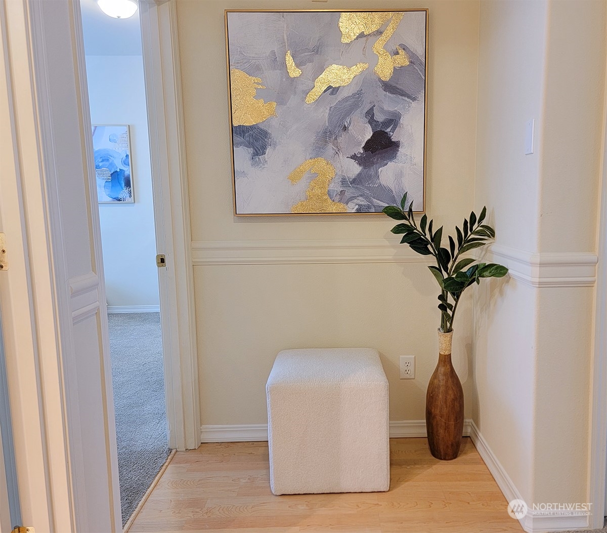 440 Maple Avenue Southwest, Unit A203 Renton, WA 98057 - Photo 6 of 33 a potted plant sitting on top of a wall