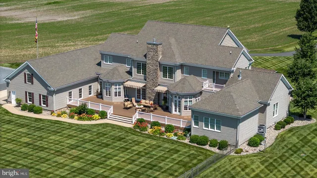 a view of entryway with a front door