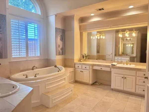 a view of a house with backyard