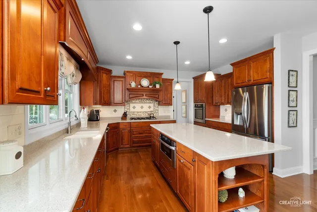 a large kitchen with kitchen island a large island in it