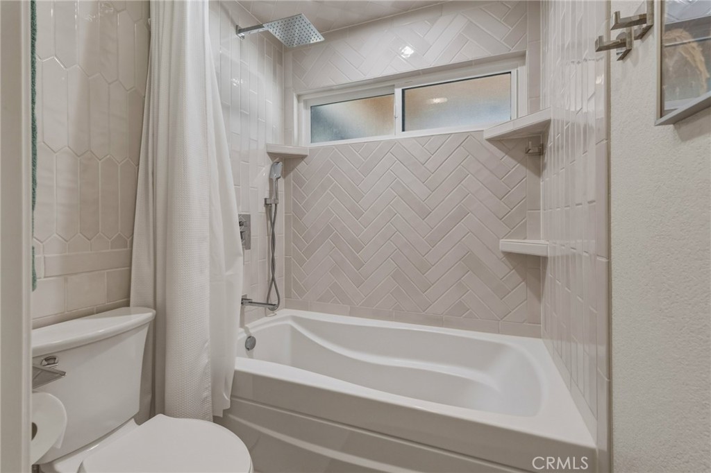 16230 St Timothy Road Apple Valley, CA 92307 - Photo 40 of 51 Second bathroom soaker tub with shower