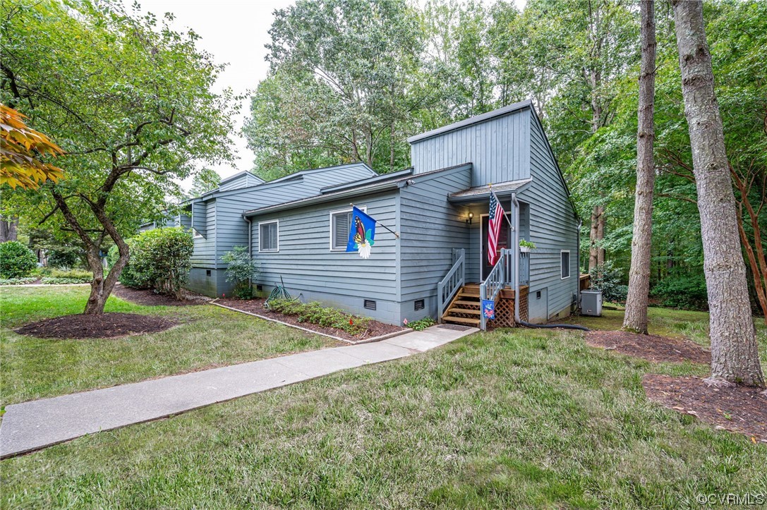 a view of a house with a backyard