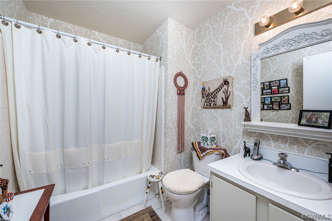 1719 Foxfire Circle Henrico, VA 23238 - Photo 8 of 24 a bathroom with a sink toilet and shower