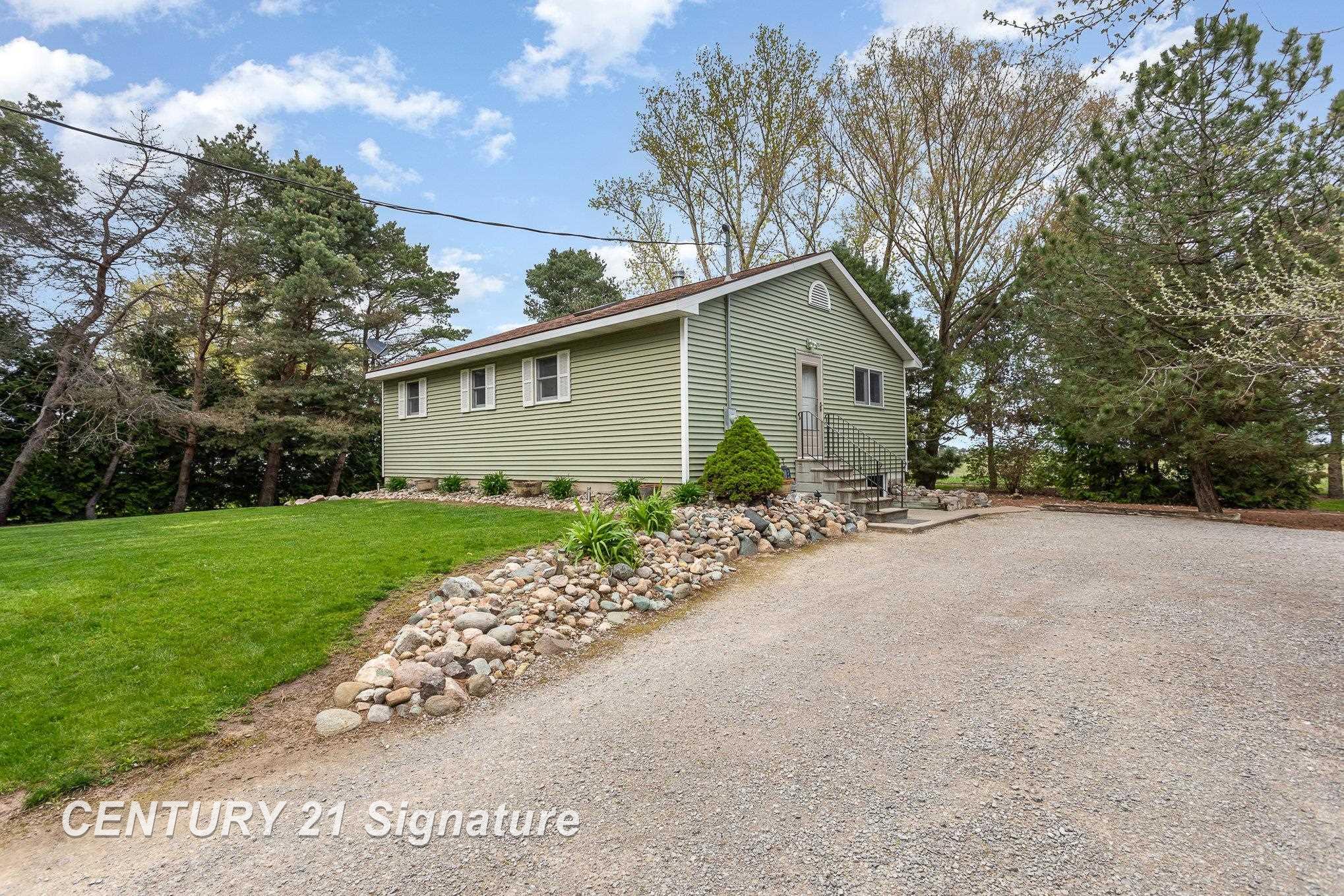 376 North Burns Road Bay City, MI 48708 - Photo 2 of 34 50140718-532efd43-19d4-4d98-a3a2-0f751541b015.JPG