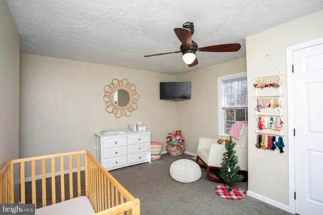 a view of a livingroom with a workspace