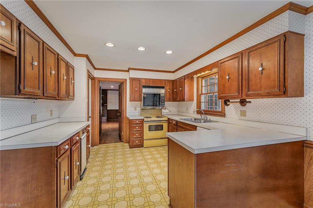 1606 Beechtree Road Greensboro, NC 27408 - Photo 13 of 40