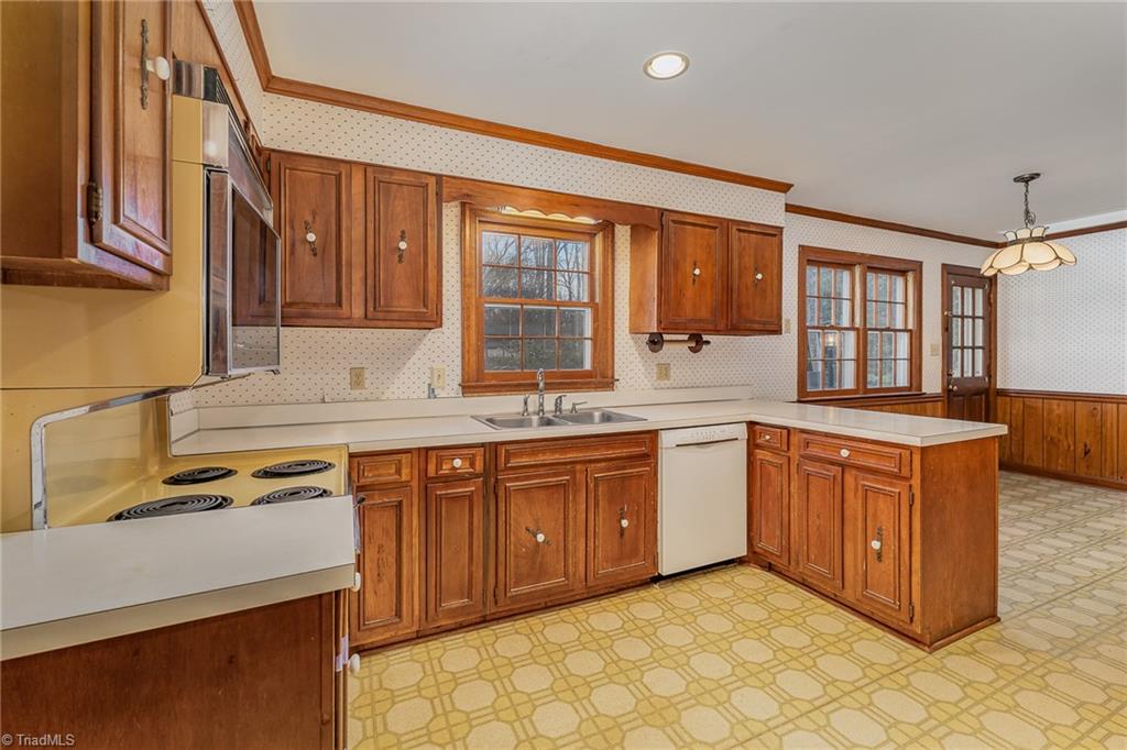 1606 Beechtree Road Greensboro, NC 27408 - Photo 14 of 40