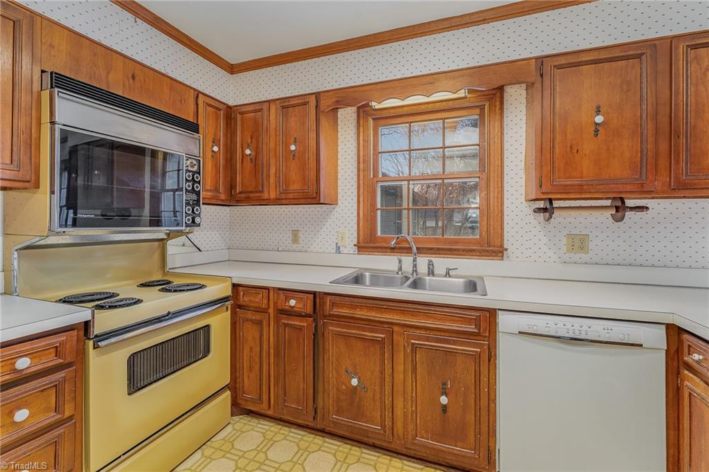 1606 Beechtree Road Greensboro, NC 27408 - Photo 15 of 40