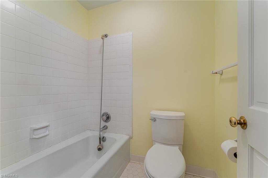 1606 Beechtree Road Greensboro, NC 27408 - Photo 25 of 40