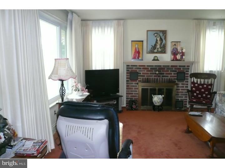 756 Dale Road Abington, PA 19006 - Photo 2 of 16 Living Room