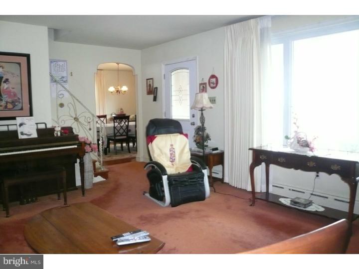 756 Dale Road Abington, PA 19006 - Photo 3 of 16 Living Room
