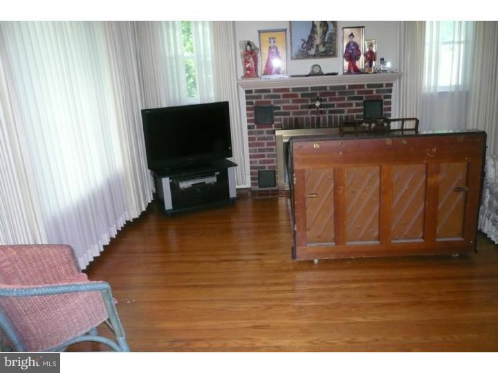 756 Dale Road Abington, PA 19006 - Photo 4 of 16 Living Room