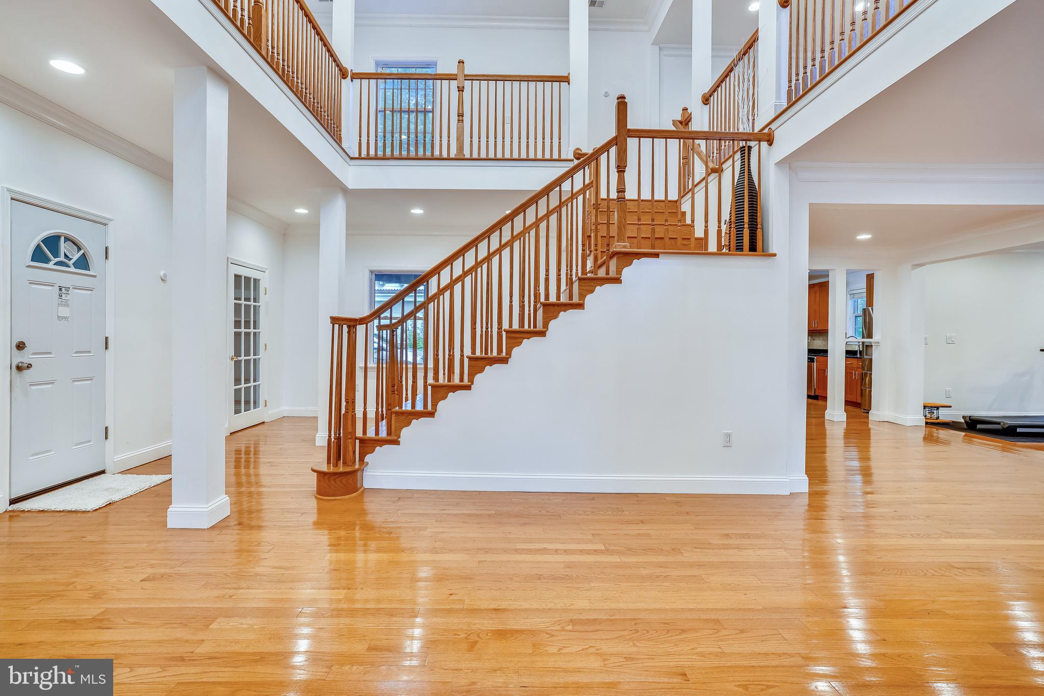 10016 Braddock Road Fairfax, VA 22032 - Photo 5 of 31 Grand entranceway
