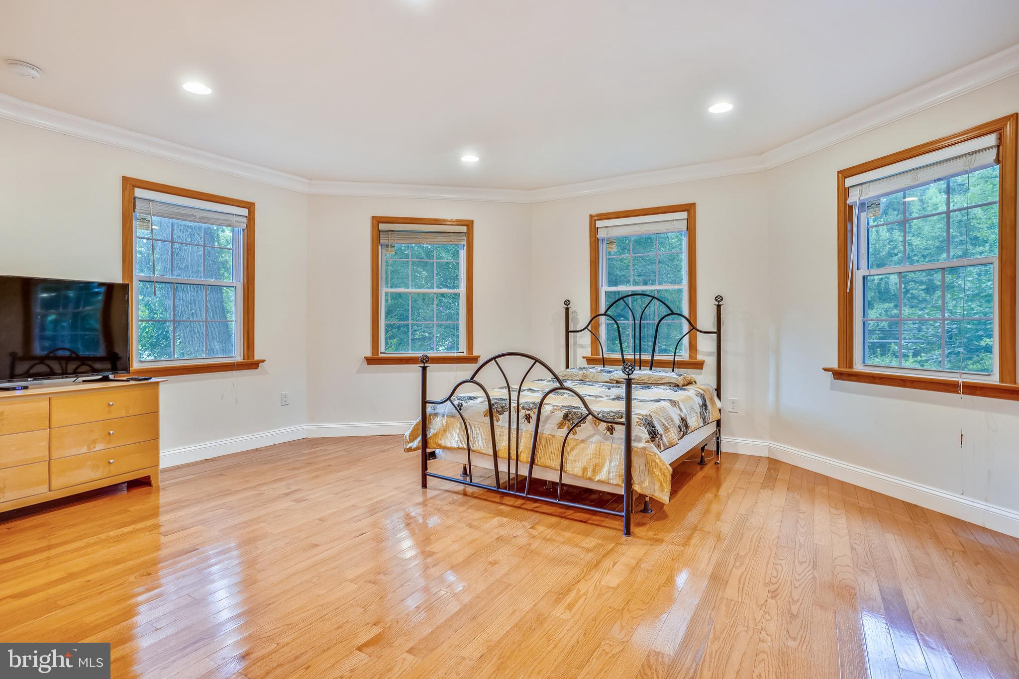 10016 Braddock Road Fairfax, VA 22032 - Photo 9 of 31 Main Floor Master Bedroom Suite (or office)