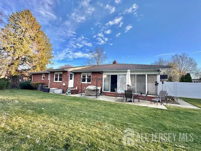 a view of a backyard