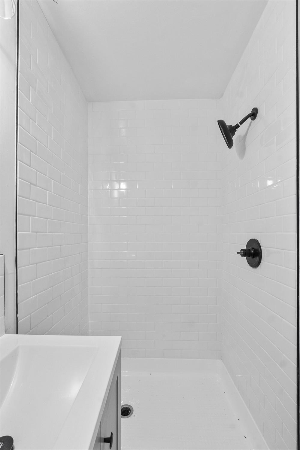 725 West Rialto Avenue Fresno, CA 93705 - Photo 19 of 25 a bathroom with a bathtub