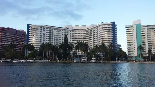 $6,500 | 5161 Collins Avenue, Unit 914, Miami Beach, FL 33140