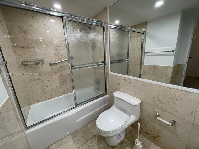 $7,500 | 5161 Collins Avenue, Unit 914, Miami Beach, FL 33140