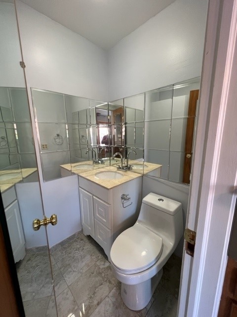2156 Rugen Road, Unit D Glenview, IL 60026 - Photo 4 of 15 a bathroom with a sink a toilet a mirror and tub