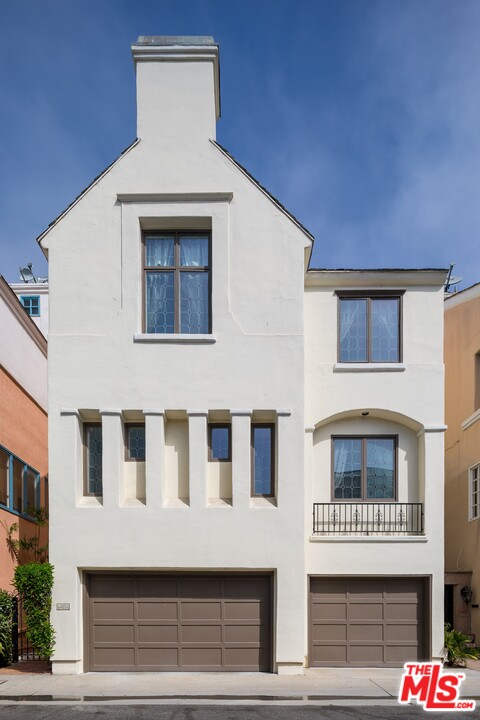 129 Roma Court Marina del Rey, CA 90292 - Photo 3 of 42 a front view of a building