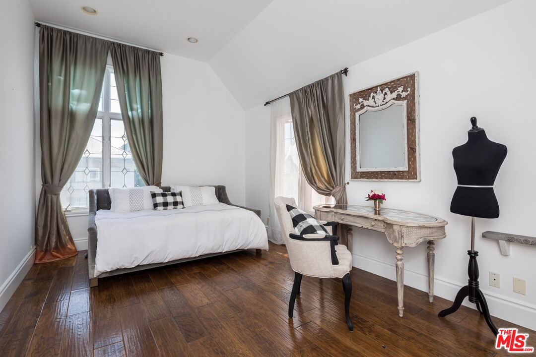 129 Roma Court Marina del Rey, CA 90292 - Photo 29 of 42 a room with a bed and a table in it