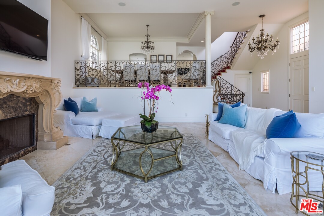 129 Roma Court Marina del Rey, CA 90292 - Photo 6 of 42 a living room with furniture and a flat screen tv