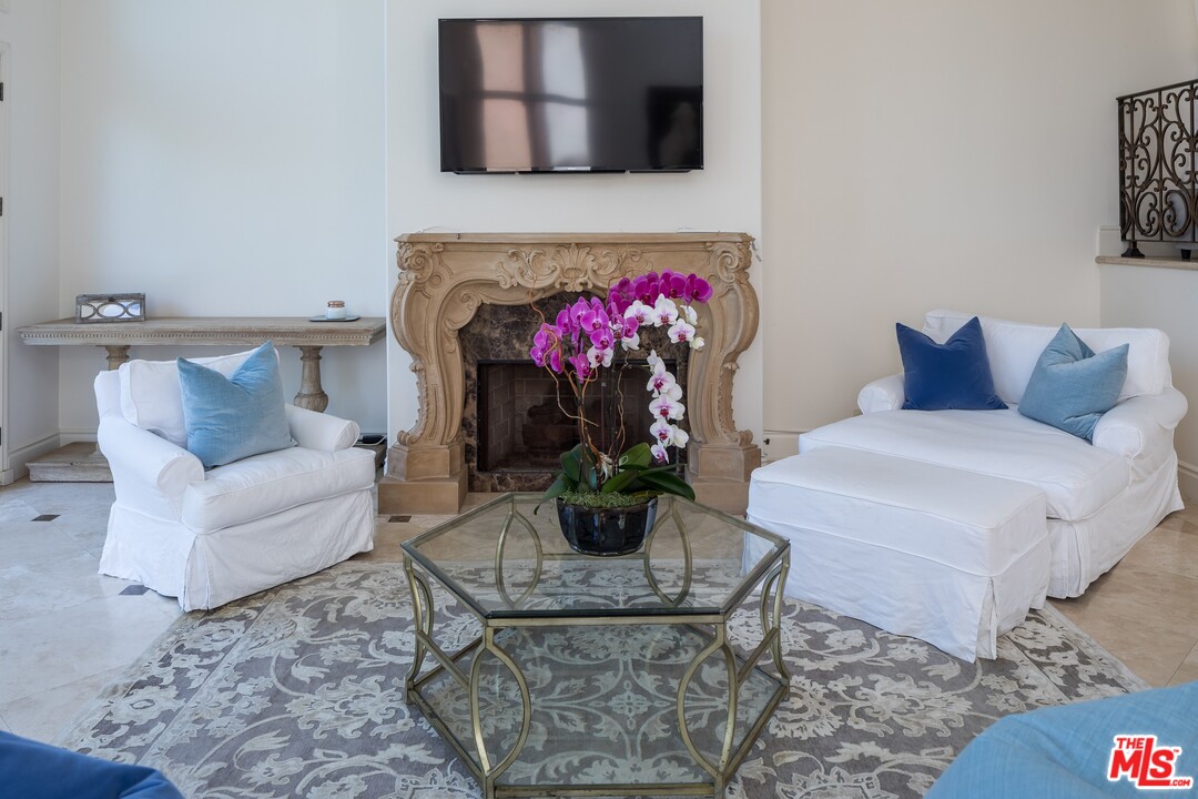 129 Roma Court Marina del Rey, CA 90292 - Photo 8 of 42 a living room with furniture and a potted plant
