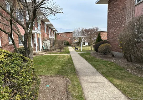 $365,000 | 273 Newbridge Road, Unit D2, Levittown, NY 11756