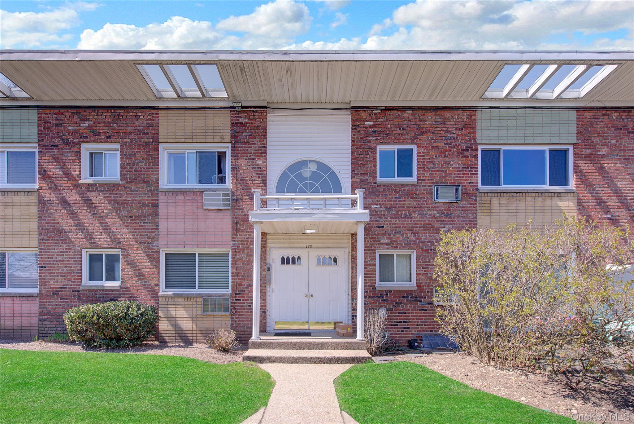 273 Newbridge Road, Unit D2 Levittown, NY 11756 - Photo 2 of 12