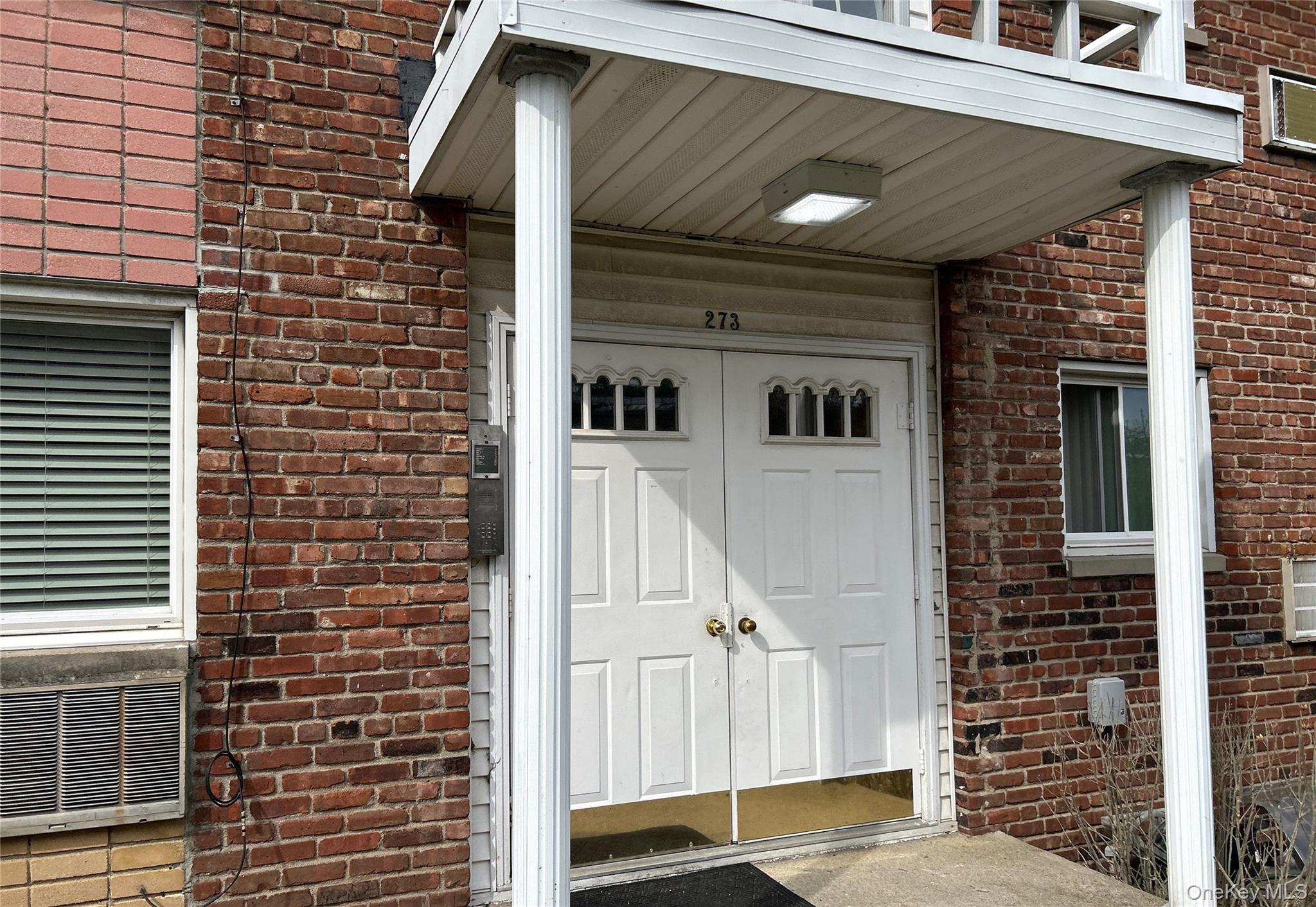 273 Newbridge Road, Unit D2 Levittown, NY 11756 - Photo 2 of 9