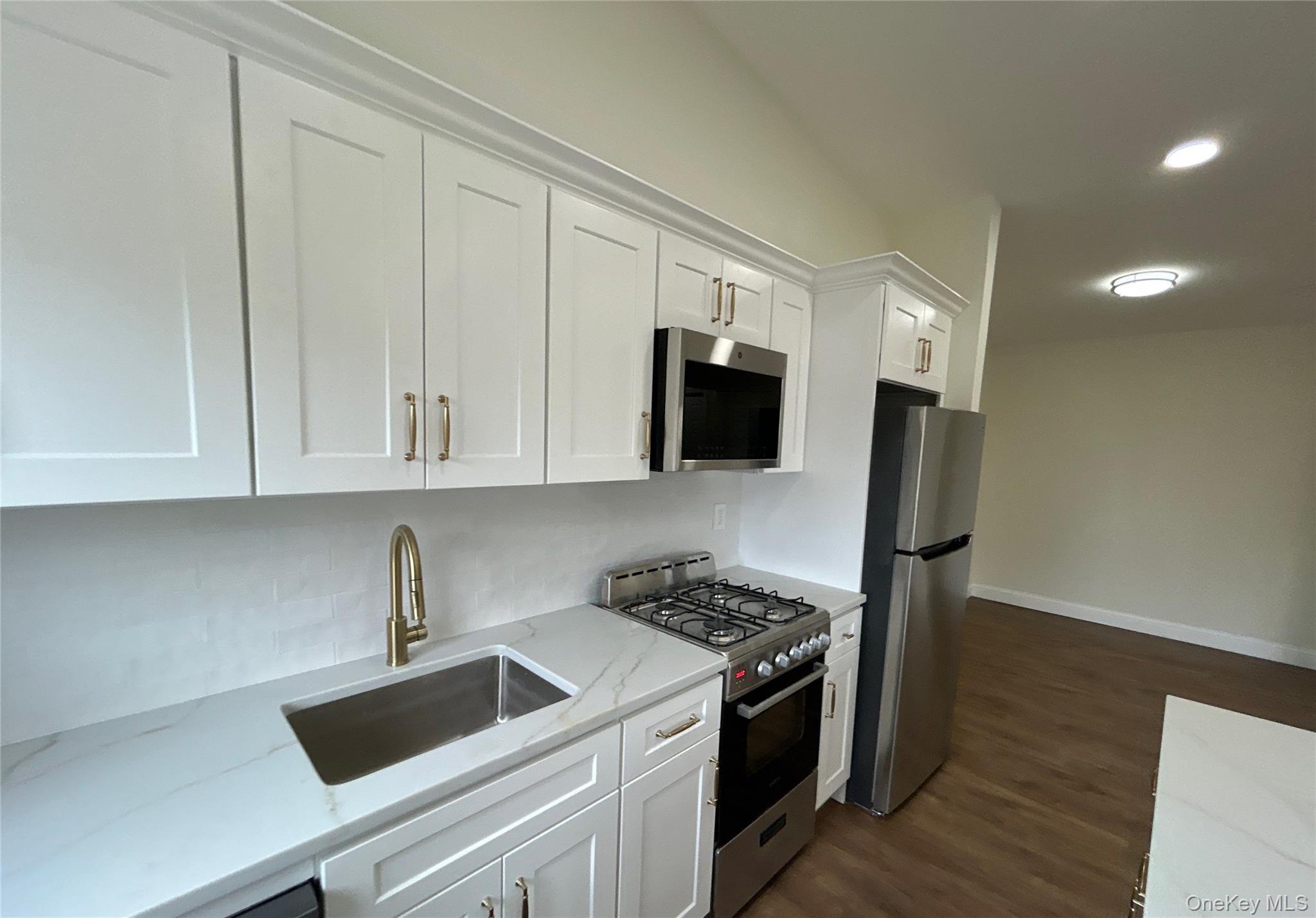 273 Newbridge Road, Unit D2 Levittown, NY 11756 - Photo 7 of 9