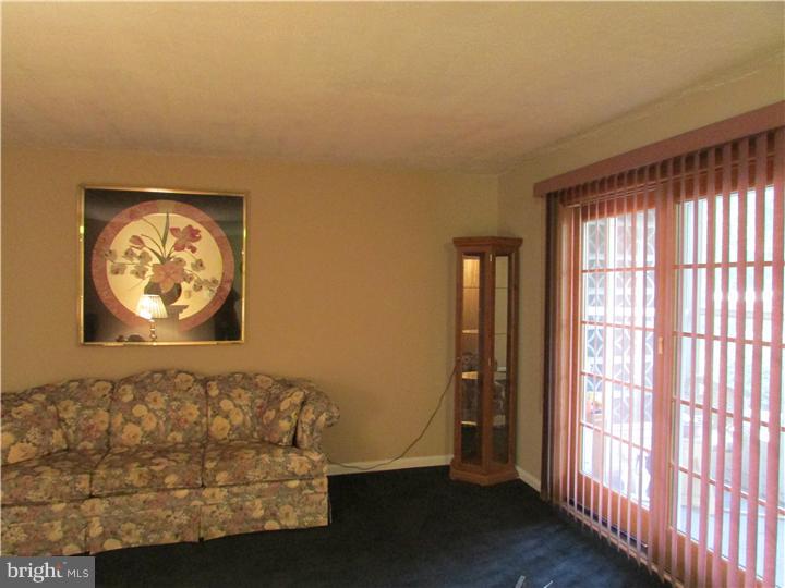 21 A Sunnybrook Road Stratford, NJ 08084 - Photo 6 of 18 Living Room